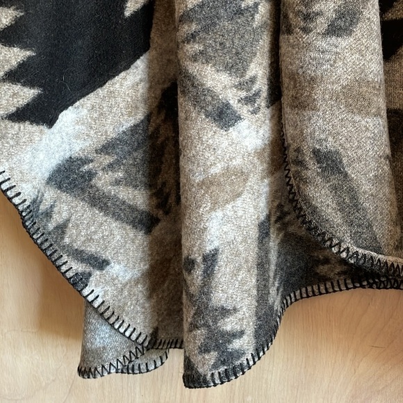 Karen by Karen Kane Wrap Southwestern Pattern Black Gray OS Women’s - Picture 3 of 9